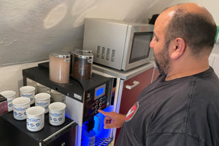 AICGroup Motiv - Karriere - Mitarbeiter an der Kaffeemaschine