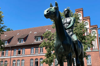 AICGroup Motiv - Karriere - Statue vor dem Geschäftsgebäude