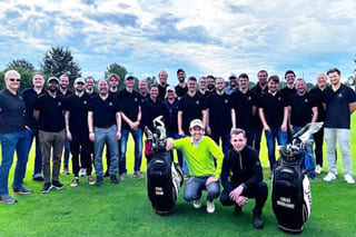 AICGroup Motiv - Karriere - Gruppenfoto Golftunier