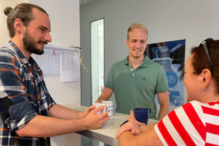 AICGroup Motiv - Karriere - Mitarbeiter im Gespräch