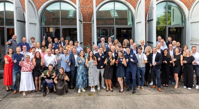 News AIC Group - Gruppenbild der Jubiläumsfeier - 25 Jahre