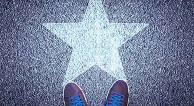 News AIC Group - bester Berater - Schuhe stehen auf Straßen-Stern
